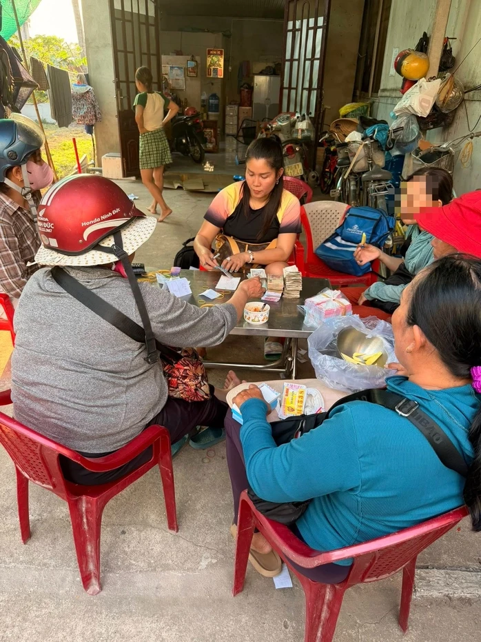 Sáng 24-3, lộ diện thêm nhiều người trong một xóm trúng thưởng xổ số miền Nam Sáng 24-3, lộ diện thêm nhiều người trong một xóm trúng thưởng xổ số miền Nam
