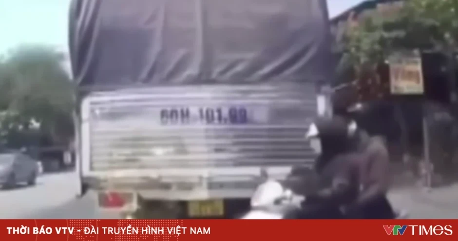 Sang đường ẩu, tầm nhìn bị che khuất, hai người đi xe máy suýt trả giá đắt Sang đường ẩu, tầm nhìn bị che khuất, hai người đi xe máy suýt trả giá đắt