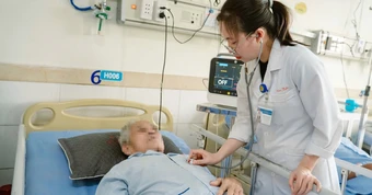Sáng sớm đi bộ tập thể dục, về đến nhà thì bất ngờ bị đột quỵ não