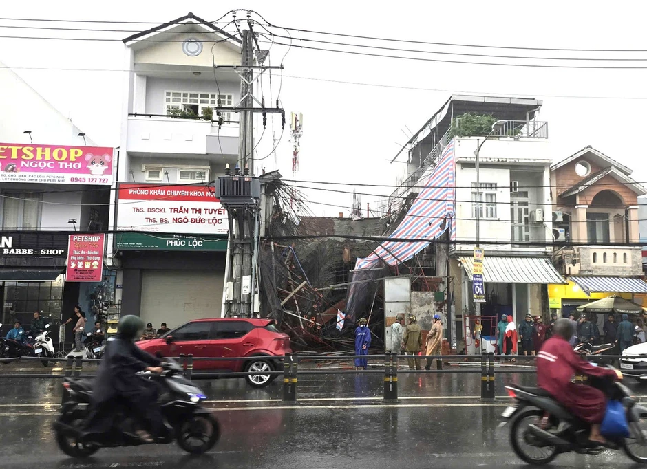 Sập giàn giáo công trình ở Cần Thơ, 3 người bị thương Sập giàn giáo công trình ở Cần Thơ, 3 người bị thương