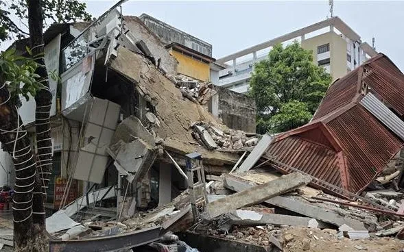 Sập nhà 2 tầng do thi công nhà liền kề Sập nhà 2 tầng do thi công nhà liền kề