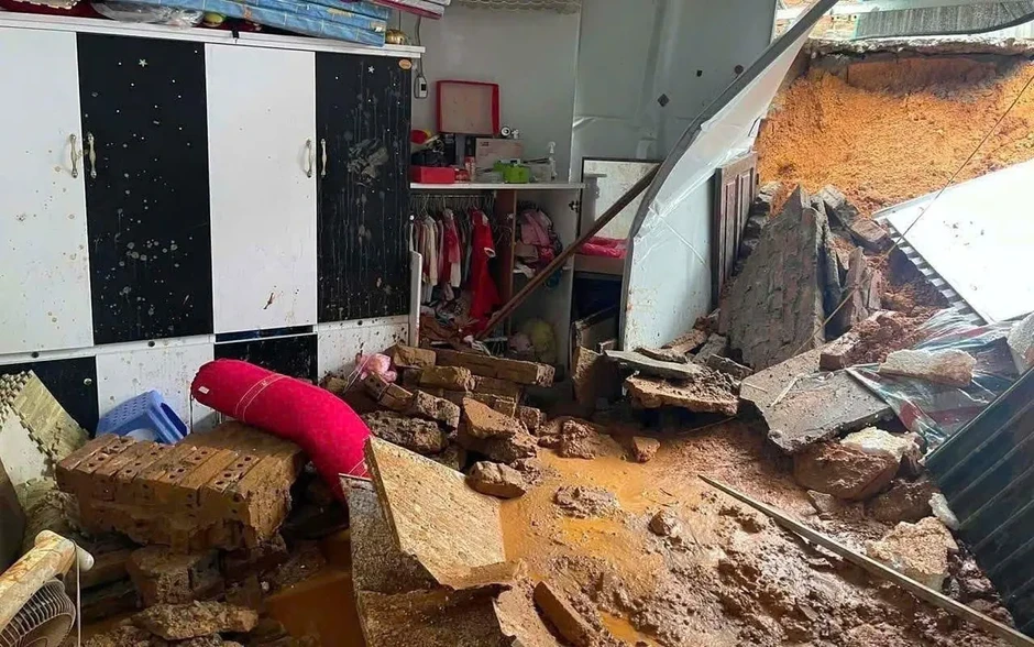 Sập tường trong đêm ở Phú Thọ, 2 cháu nhỏ bị thương khi đang ngủ Sập tường trong đêm ở Phú Thọ, 2 cháu nhỏ bị thương khi đang ngủ