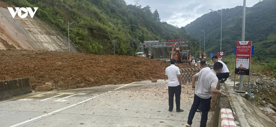 Sạt lở 2.000m³ đất đá vùi lấp trạm BOT lên cầu Móng Sến
