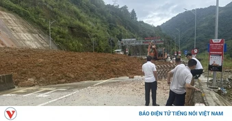 Sạt lở 2.000m³ đất đá vùi lấp trạm BOT lên cầu Móng Sến
