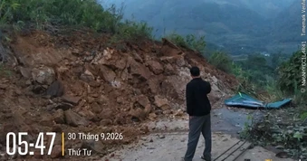 Sạt lở 25.000m³ đất đá gây tắc Quốc lộ 279 qua Lào Cai