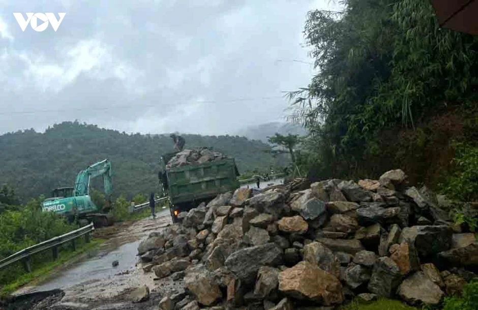 Sạt lở cuốn trôi gần 30m Quốc lộ 12, huy động lực lượng thông tuyến Sạt lở cuốn trôi gần 30m Quốc lộ 12, huy động lực lượng thông tuyến