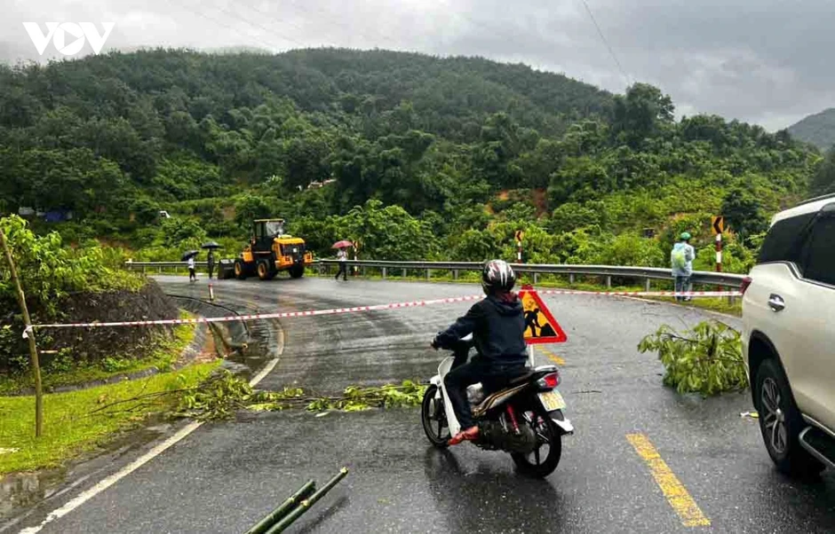 Sạt lở cuốn trôi gần 30m Quốc lộ 12, huy động lực lượng thông tuyến Sạt lở cuốn trôi gần 30m Quốc lộ 12, huy động lực lượng thông tuyến