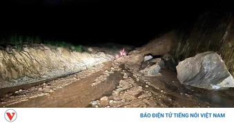 Sạt lở đất đá làm tắc đường trên Quốc lộ 279 từ Văn Bàn đi Than Uyên