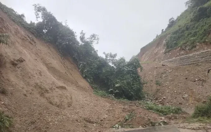 Sạt lở đất do mưa lớn khiến nhiều tuyến quốc lộ ở Điện Biên tê liệt Sạt lở đất do mưa lớn khiến nhiều tuyến quốc lộ ở Điện Biên tê liệt