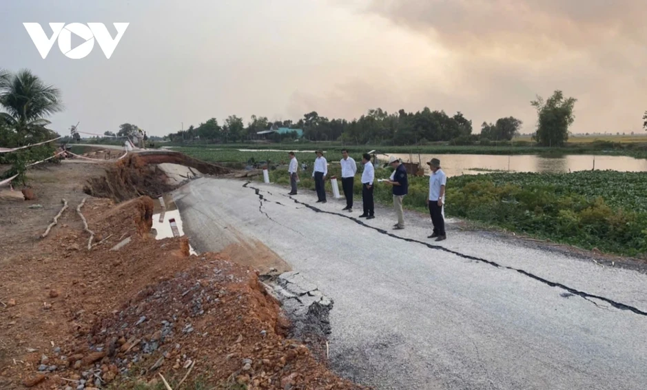 Sạt lở đê bao đang thi công ở Tây Ninh do nền đất yếu mùa khô Sạt lở đê bao đang thi công ở Tây Ninh do nền đất yếu mùa khô