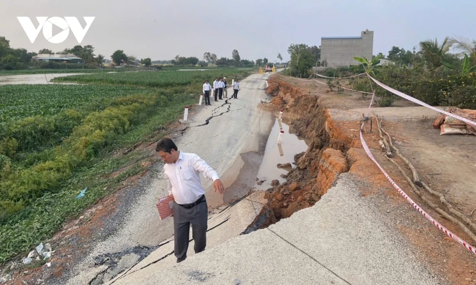 Sạt lở đê bao đang thi công ở Tây Ninh do nền đất yếu mùa khô Sạt lở đê bao đang thi công ở Tây Ninh do nền đất yếu mùa khô