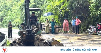 Sạt lở đèo Con Ó, đất đá chắn hơn 2/3 mặt đường
