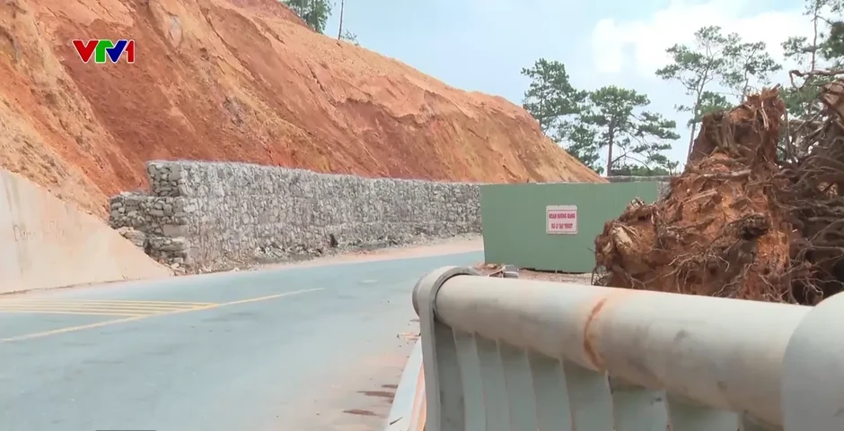 Sạt lở đèo D'Ran chậm khắc phục, tiềm ẩn nguy cơ mất an toàn Sạt lở đèo D'Ran chậm khắc phục, tiềm ẩn nguy cơ mất an toàn