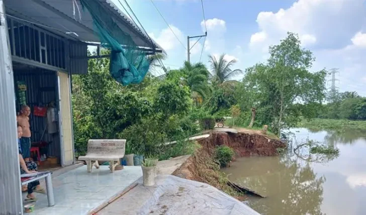Sạt lở hơn 20m đường ven sông Trà Lọt (Đồng Tháp), giao thông chia cắt Sạt lở hơn 20m đường ven sông Trà Lọt (Đồng Tháp), giao thông chia cắt