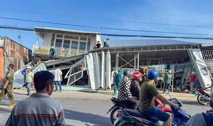 Sạt lở làm sập nhiều nhà ven sông Cái Sắn (Cần Thơ) Sạt lở làm sập nhiều nhà ven sông Cái Sắn (Cần Thơ)
