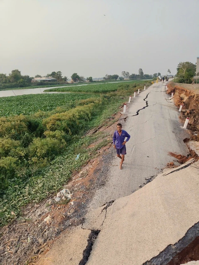 Sạt lở nghiêm trọng ở Tây Ninh, đường 60 m sụt lún Sạt lở nghiêm trọng ở Tây Ninh, đường 60 m sụt lún