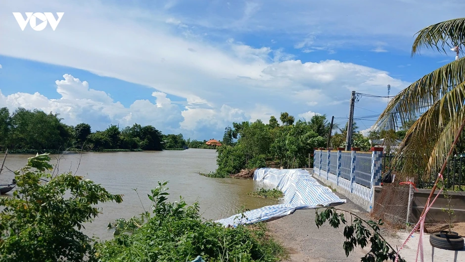 Sạt lở ven sông cắt đứt đường giao thông, uy hiếp nhà dân ở Đồng Tháp Sạt lở ven sông cắt đứt đường giao thông, uy hiếp nhà dân ở Đồng Tháp