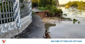 Sạt lở ven sông cắt đứt đường giao thông, uy hiếp nhà dân ở Đồng Tháp