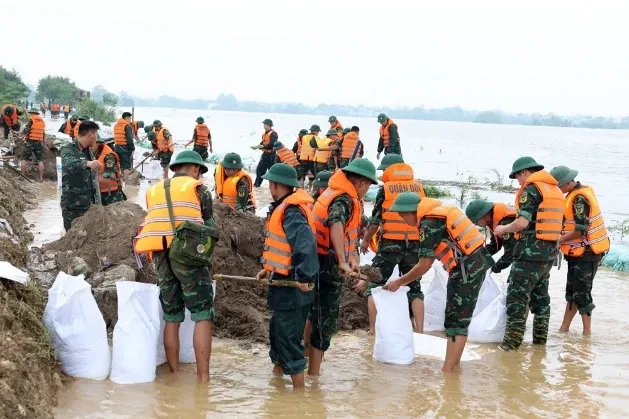 Sạt mái đê tả sông Đáy, tràn đê bờ bao sông Bùi