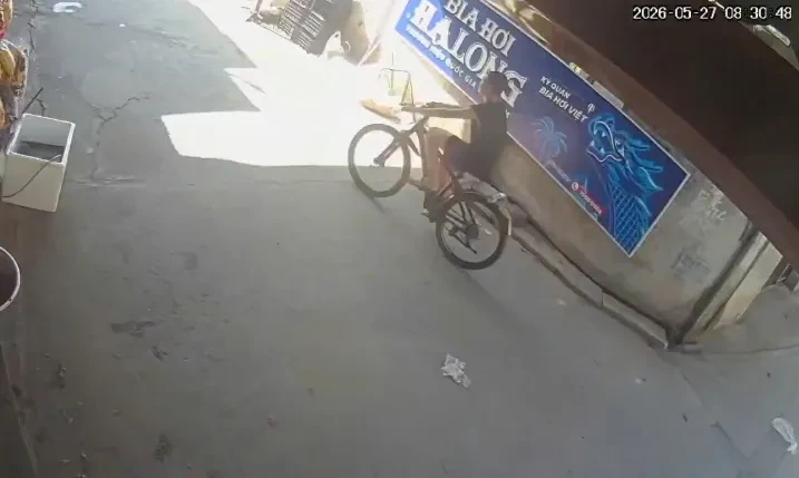 Sau hơn 24 giờ tìm kiếm, bé trai tự kỷ đi lạc được đoàn tụ với gia đình Sau hơn 24 giờ tìm kiếm, bé trai tự kỷ đi lạc được đoàn tụ với gia đình