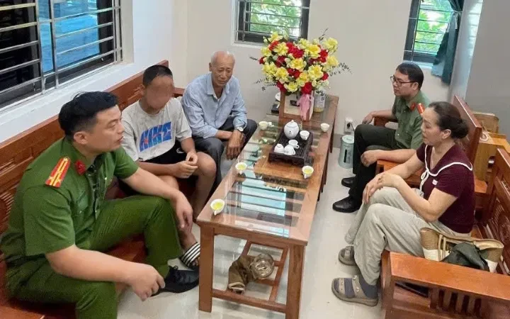 Sau hơn 24 giờ tìm kiếm, bé trai tự kỷ đi lạc được đoàn tụ với gia đình Sau hơn 24 giờ tìm kiếm, bé trai tự kỷ đi lạc được đoàn tụ với gia đình