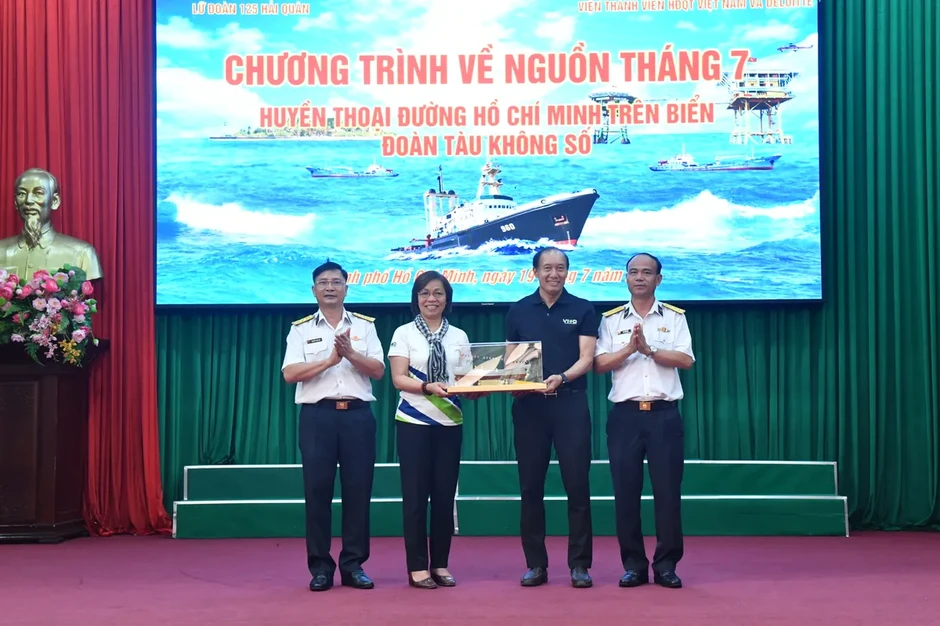 Sâu lắng hành trình tri ân các anh hùng liệt sỹ Đoàn tàu không số Sâu lắng hành trình tri ân các anh hùng liệt sỹ Đoàn tàu không số