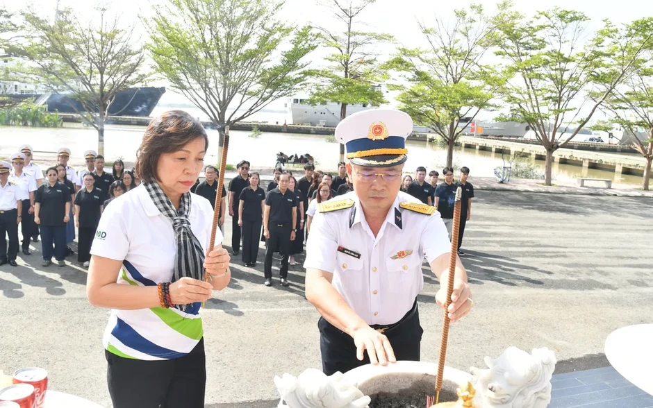 Sâu lắng hành trình tri ân các anh hùng liệt sỹ Đoàn tàu không số Sâu lắng hành trình tri ân các anh hùng liệt sỹ Đoàn tàu không số