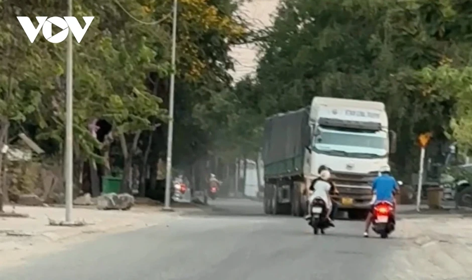 Sau phản ánh của TinVina, bãi xe tải trong khu dân cư ở TP.HCM buộc ngưng hoạt động Sau phản ánh của TinVina, bãi xe tải trong khu dân cư ở TP.HCM buộc ngưng hoạt động