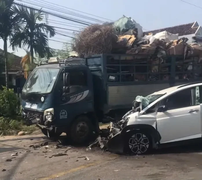Sau va chạm với xe tải, ô tô con biến dạng, 1 phụ nữ tử vong Sau va chạm với xe tải, ô tô con biến dạng, 1 phụ nữ tử vong