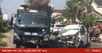 Sau va chạm với xe tải, ô tô con biến dạng, 1 phụ nữ tử vong