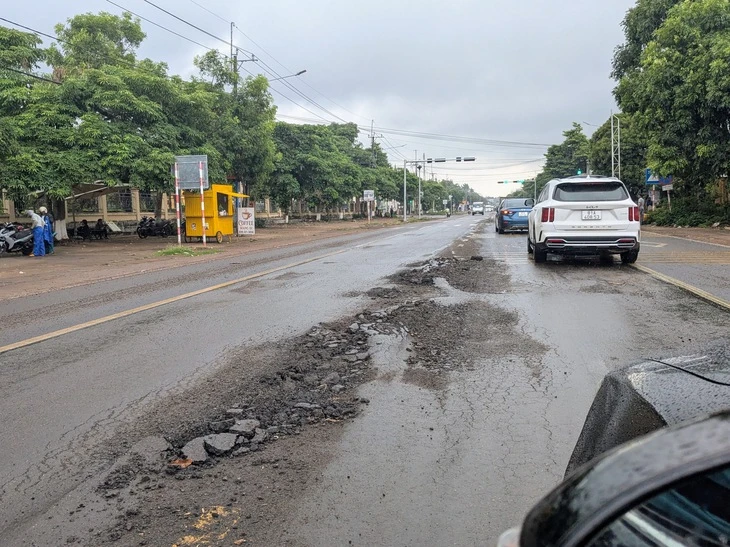 Sau vài cơn mưa đầu mùa, quốc lộ 19 lại hư hỏng, bong tróc mặt đường Sau vài cơn mưa đầu mùa, quốc lộ 19 lại hư hỏng, bong tróc mặt đường