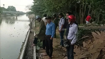 Sau vụ nhổ hoa súng, Huế tiếp tục xử lý người vứt hàng trăm vỏ chai bia xuống sông
