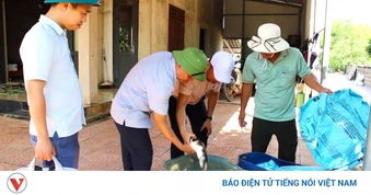 Sét đánh trúng hồ nuôi làm 3 tấn cá lóc chết hàng loạt