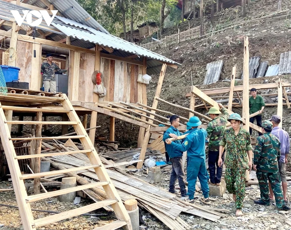 Sét, dông lốc tại Sơn La làm 1 người chết, hơn 100 nhà bị tốc mái Sét, dông lốc tại Sơn La làm 1 người chết, hơn 100 nhà bị tốc mái