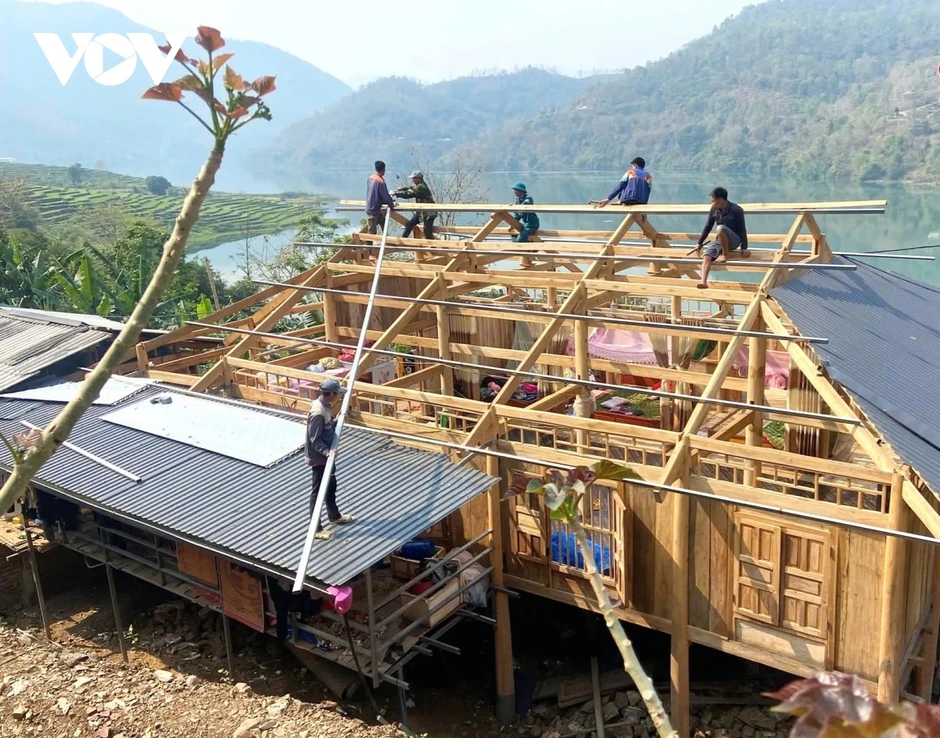 Sét, dông lốc tại Sơn La làm 1 người chết, hơn 100 nhà bị tốc mái Sét, dông lốc tại Sơn La làm 1 người chết, hơn 100 nhà bị tốc mái