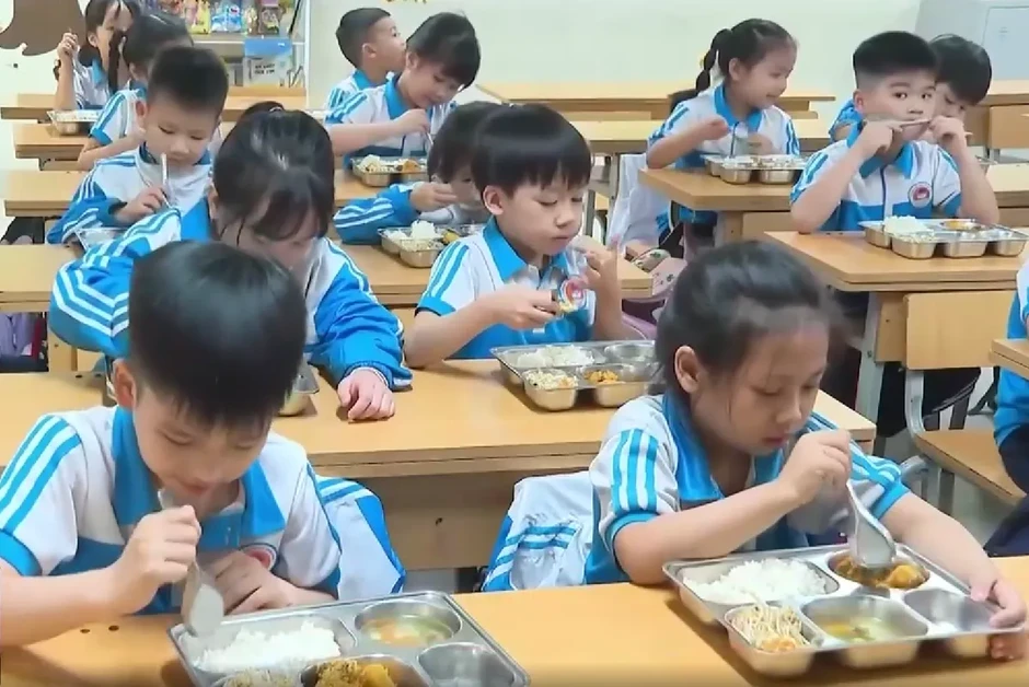 Siết chặt bữa ăn bán trú sau lo ngại thực phẩm bẩn, bảo đảm an toàn cho học sinh Siết chặt bữa ăn bán trú sau lo ngại thực phẩm bẩn, bảo đảm an toàn cho học sinh