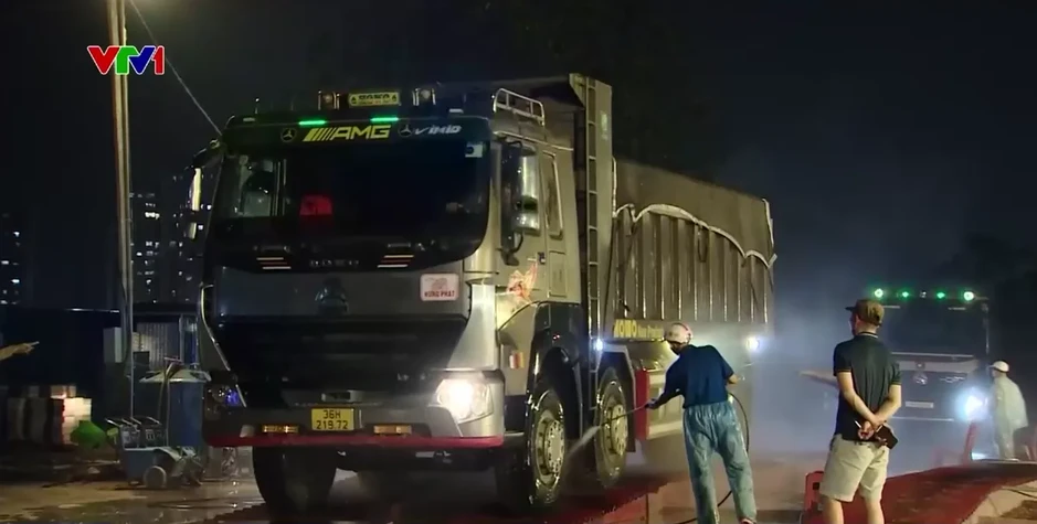 Siết chặt xe chở bùn đất từ chân công trường, hạn chế ô nhiễm và mất an toàn giao thông Siết chặt xe chở bùn đất từ chân công trường, hạn chế ô nhiễm và mất an toàn giao thông