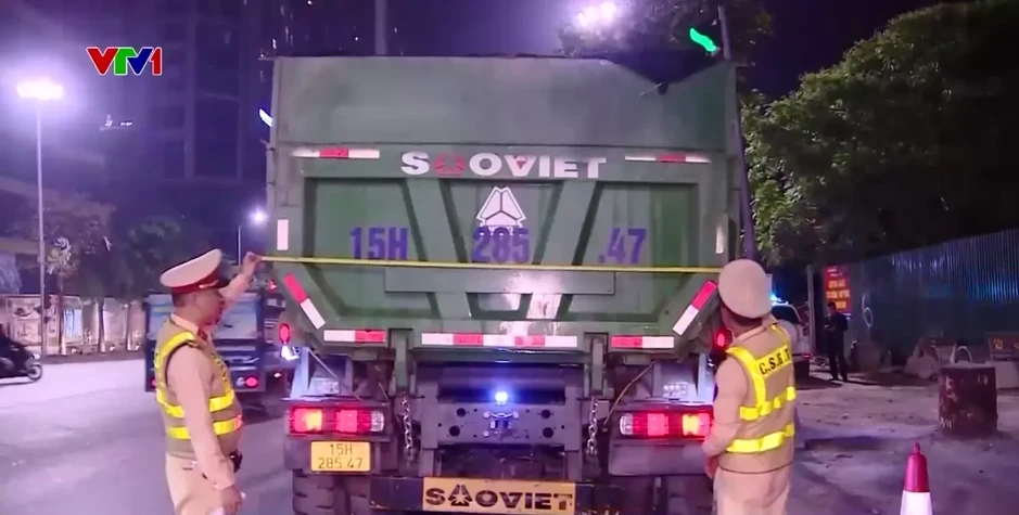 Siết chặt xe chở bùn đất từ chân công trường, hạn chế ô nhiễm và mất an toàn giao thông Siết chặt xe chở bùn đất từ chân công trường, hạn chế ô nhiễm và mất an toàn giao thông