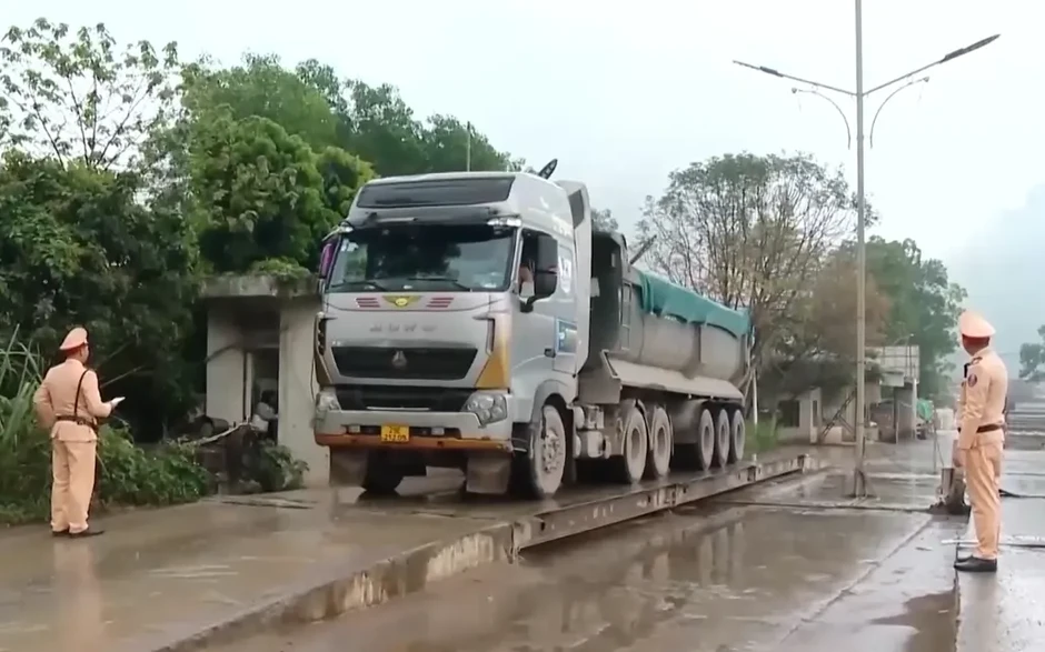 Siết quản lý xe chở vật liệu quá tải từ đầu nguồn Siết quản lý xe chở vật liệu quá tải từ đầu nguồn