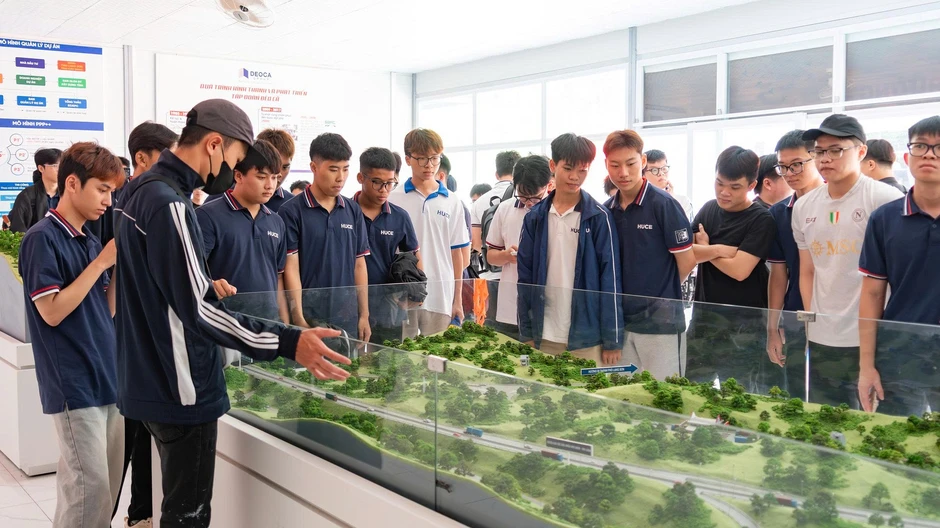 Sinh viên Đại học Xây dựng tìm hiểu mô hình đào tạo thực chiến tại Tập đoàn Đèo Cả Sinh viên Đại học Xây dựng tìm hiểu mô hình đào tạo thực chiến tại Tập đoàn Đèo Cả