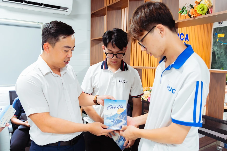 Sinh viên Đại học Xây dựng tìm hiểu mô hình đào tạo thực chiến tại Tập đoàn Đèo Cả Sinh viên Đại học Xây dựng tìm hiểu mô hình đào tạo thực chiến tại Tập đoàn Đèo Cả