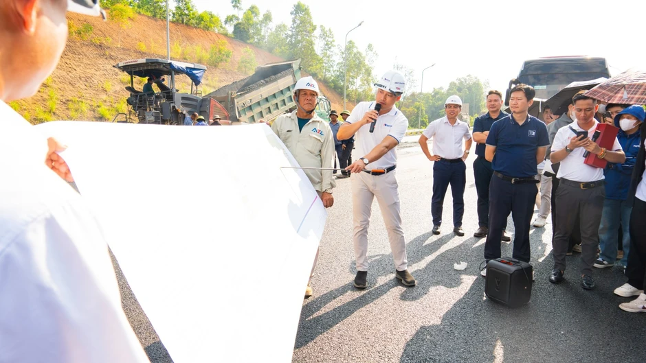 Sinh viên Đại học Xây dựng tìm hiểu mô hình đào tạo thực chiến tại Tập đoàn Đèo Cả Sinh viên Đại học Xây dựng tìm hiểu mô hình đào tạo thực chiến tại Tập đoàn Đèo Cả