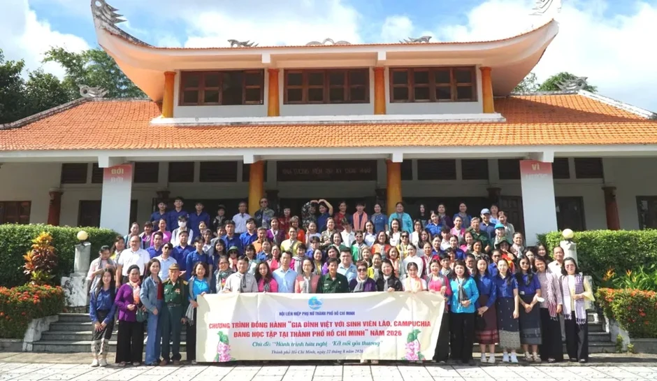 Sinh viên Lào, Campuchia tham quan địa chỉ đỏ, làng nghề ở TPHCM