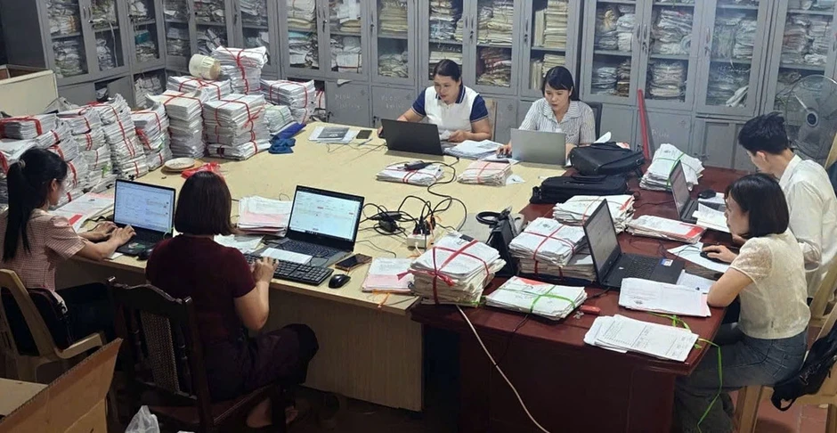 Sổ đỏ lên VNeID: Người dân bớt giấy tờ, giảm kê khai thủ tục hành chính Sổ đỏ lên VNeID: Người dân bớt giấy tờ, giảm kê khai thủ tục hành chính