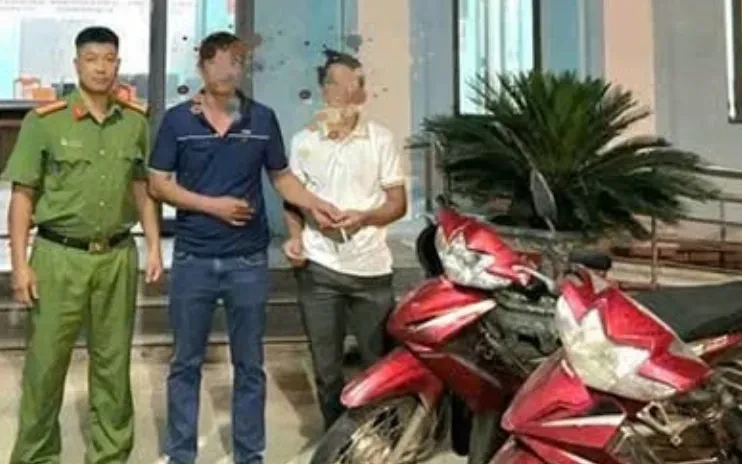 Sơ suất không rút chìa, hai người dắt nhầm xe máy của nhau Sơ suất không rút chìa, hai người dắt nhầm xe máy của nhau
