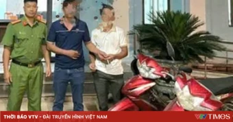 Sơ suất không rút chìa, hai người dắt nhầm xe máy của nhau