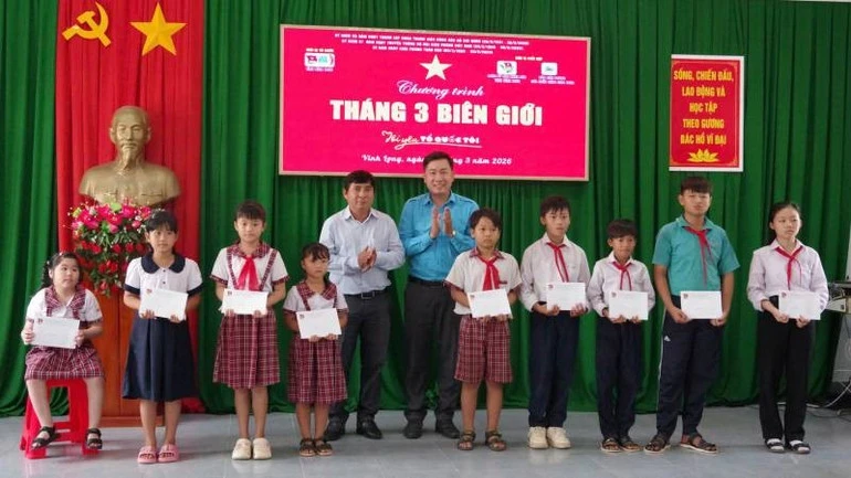 Sôi nổi Chương trình “Tháng 3 biên giới” tại Vĩnh Long Sôi nổi Chương trình “Tháng 3 biên giới” tại Vĩnh Long