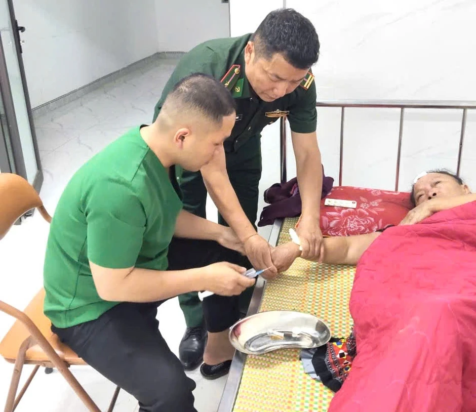Sơn La: Bộ đội biên phòng Chiềng On kịp thời đưa công dân Lào đi cấp cứu Sơn La: Bộ đội biên phòng Chiềng On kịp thời đưa công dân Lào đi cấp cứu