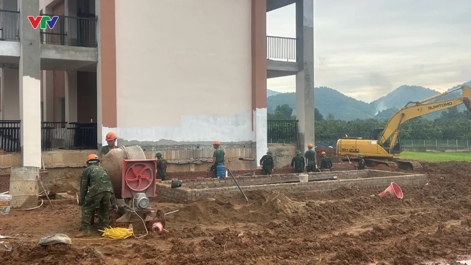Sơn La: Gần 1.000 công nhân, cán bộ, chiến sĩ tăng tốc đưa trường học vùng biên về đích Sơn La: Gần 1.000 công nhân, cán bộ, chiến sĩ tăng tốc đưa trường học vùng biên về đích