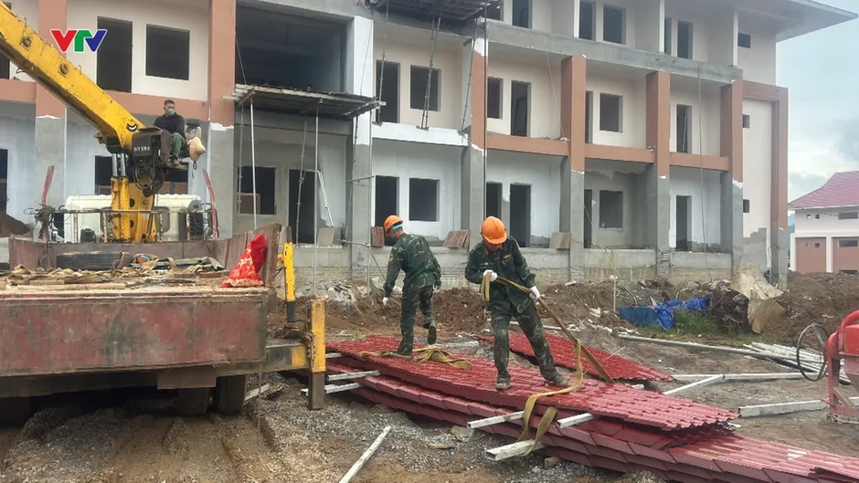 Sơn La: Gần 1.000 công nhân, cán bộ, chiến sĩ tăng tốc đưa trường học vùng biên về đích Sơn La: Gần 1.000 công nhân, cán bộ, chiến sĩ tăng tốc đưa trường học vùng biên về đích